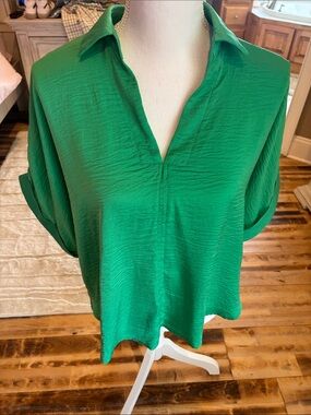 glam Bright Green V-Neck Collared Blouse 
Size small